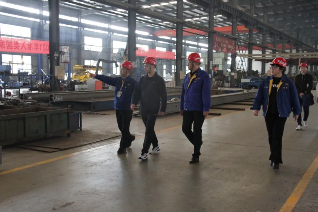 襄阳市委巡察办主任安雪尽莅临众博手机官方网站_众博(中国)重工考察调研